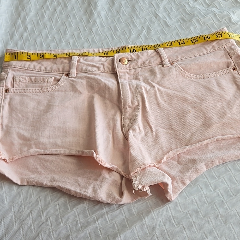 DL1961 Renee Cutoff Denim Shorts In Hibiscus Pastel Pink - Picture 10 of 12